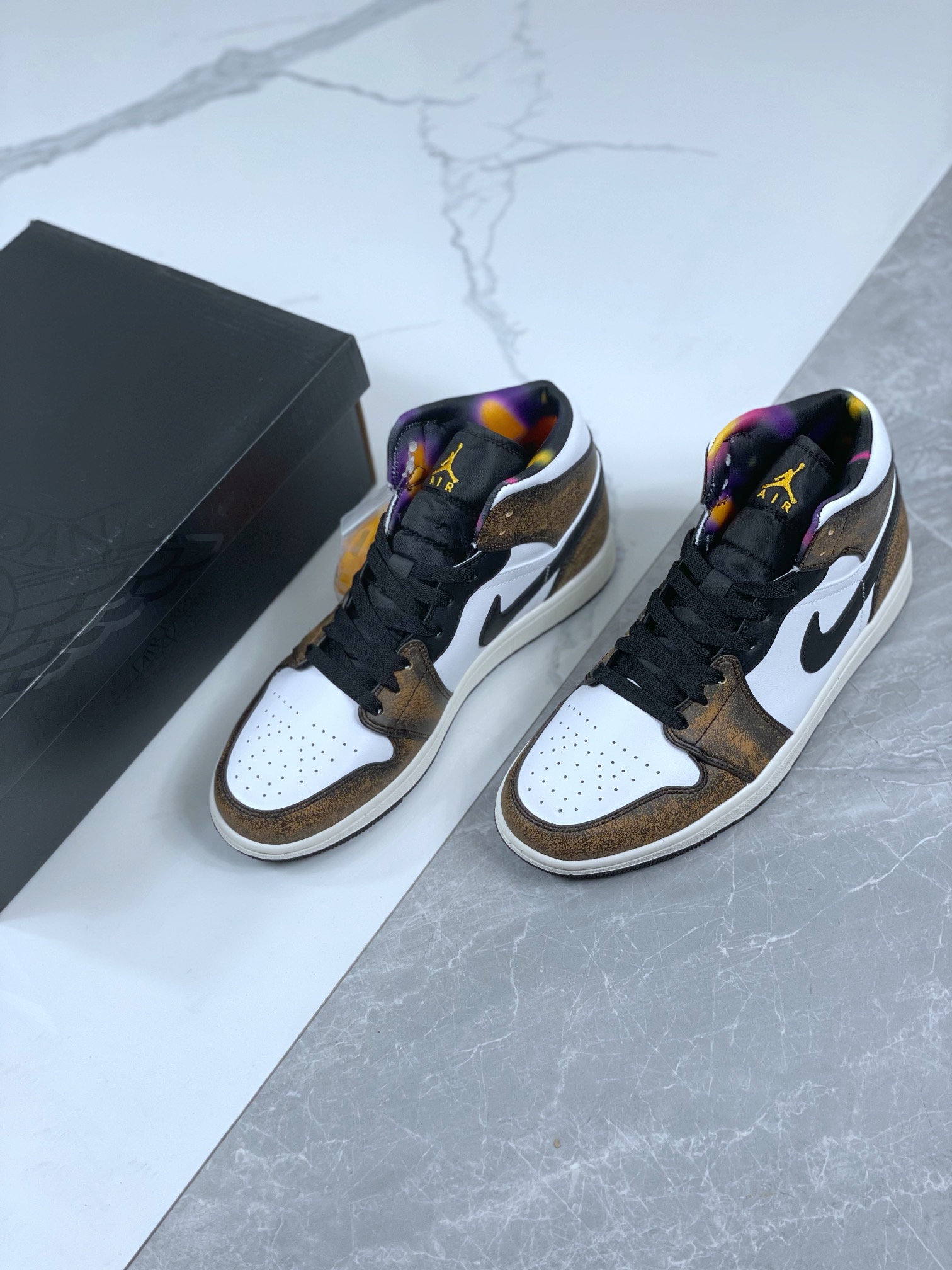 Air Jordan 1 Low Wear Away is worn and worn. Item number: DQ8422-001 Number of codes: 36-469
