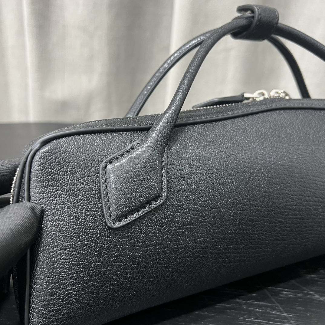 ALAÏA BLACK LE TECKEL CLUTCH IN SHINY GOATSKIN  Alaia002916