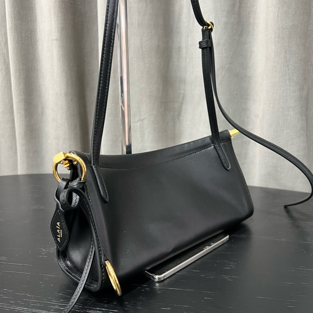 Alaïa Le Click East West Small Leather Bag in Black |