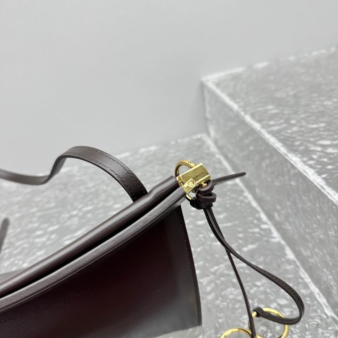 Alaïa Le Click Shoulder Bags in Black |