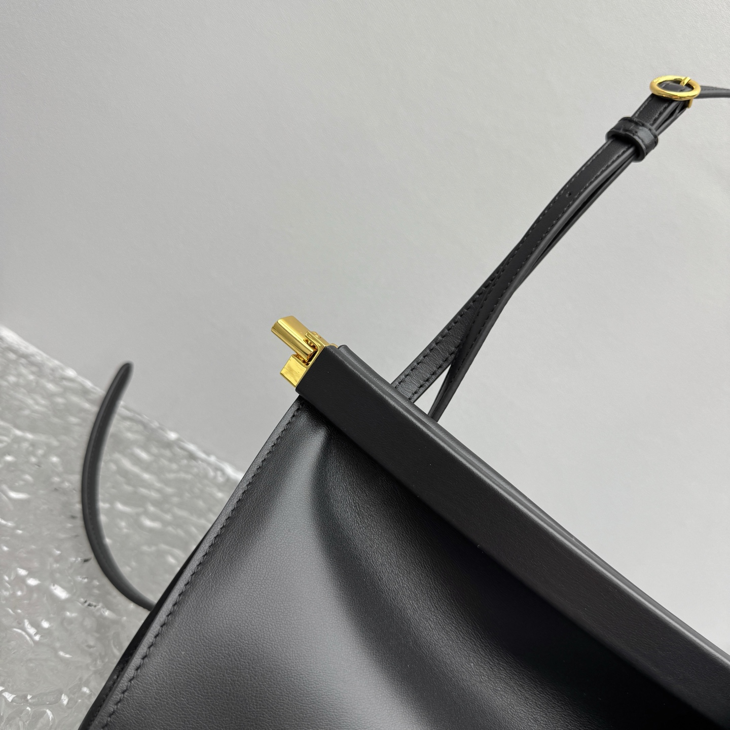 Alaïa Le Click Shoulder Bags in Black |  Alaia002315