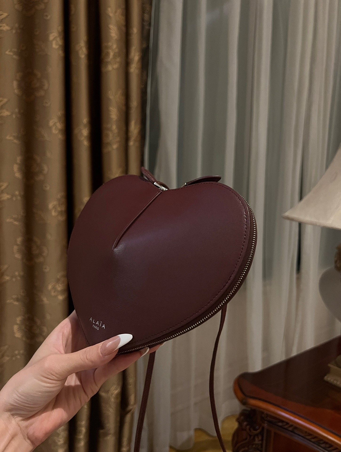 Alaïa Le Coeur Leather Crossbody Bag | Red -