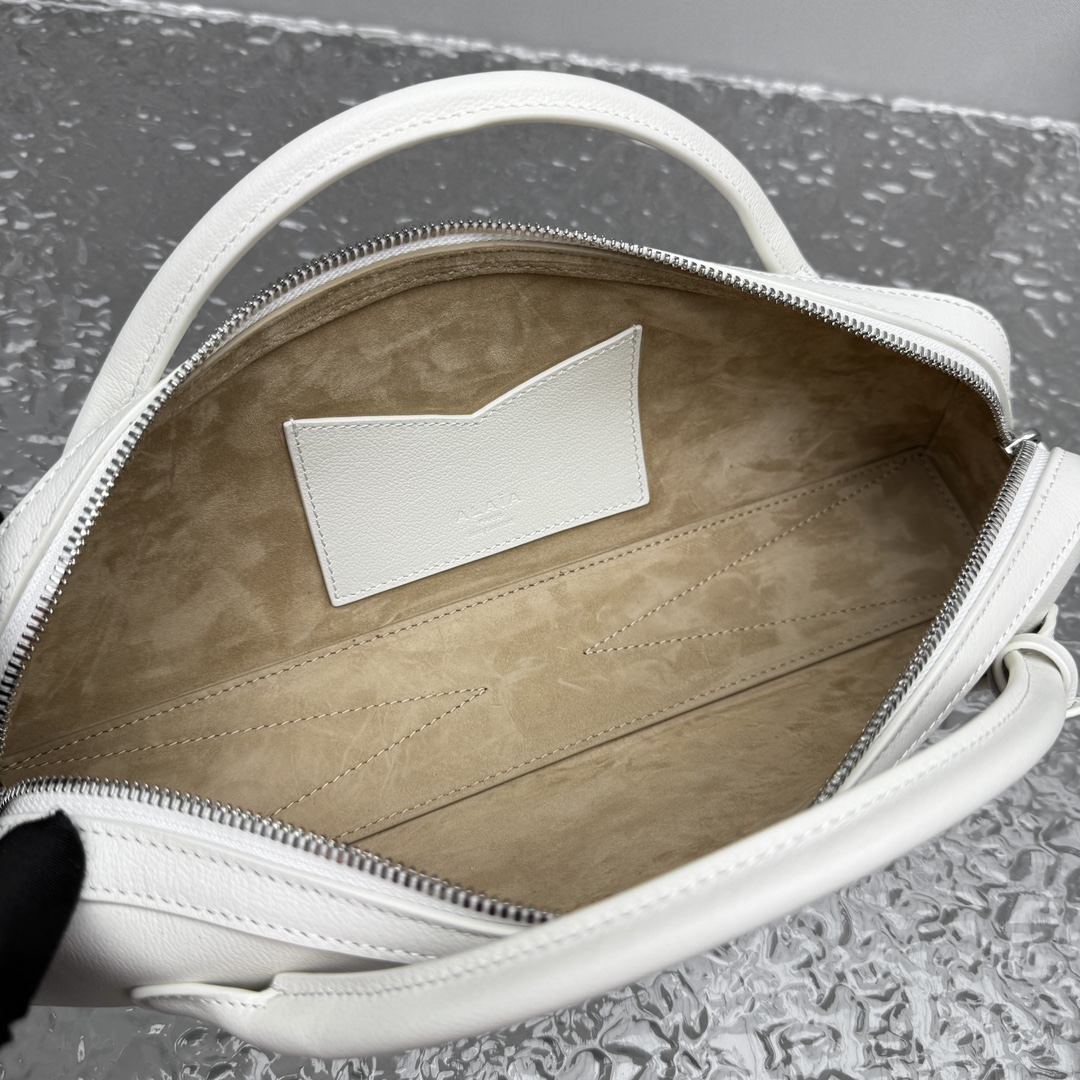 Alaïa Le Teckel Ivory Leather Clutch in White |