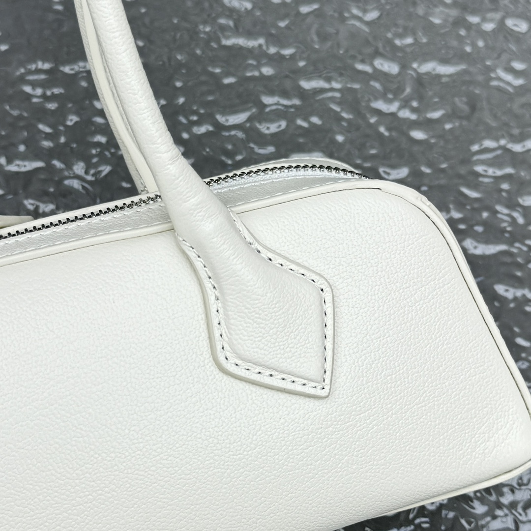 Alaïa Small Le Teckel Shoulder Bag | White Alaia004414