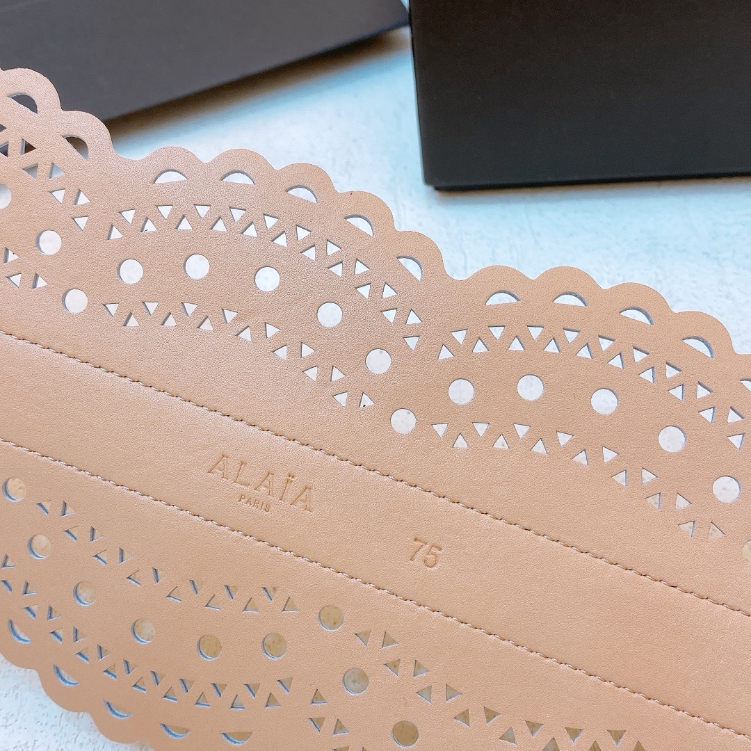 Alaia leather belt white