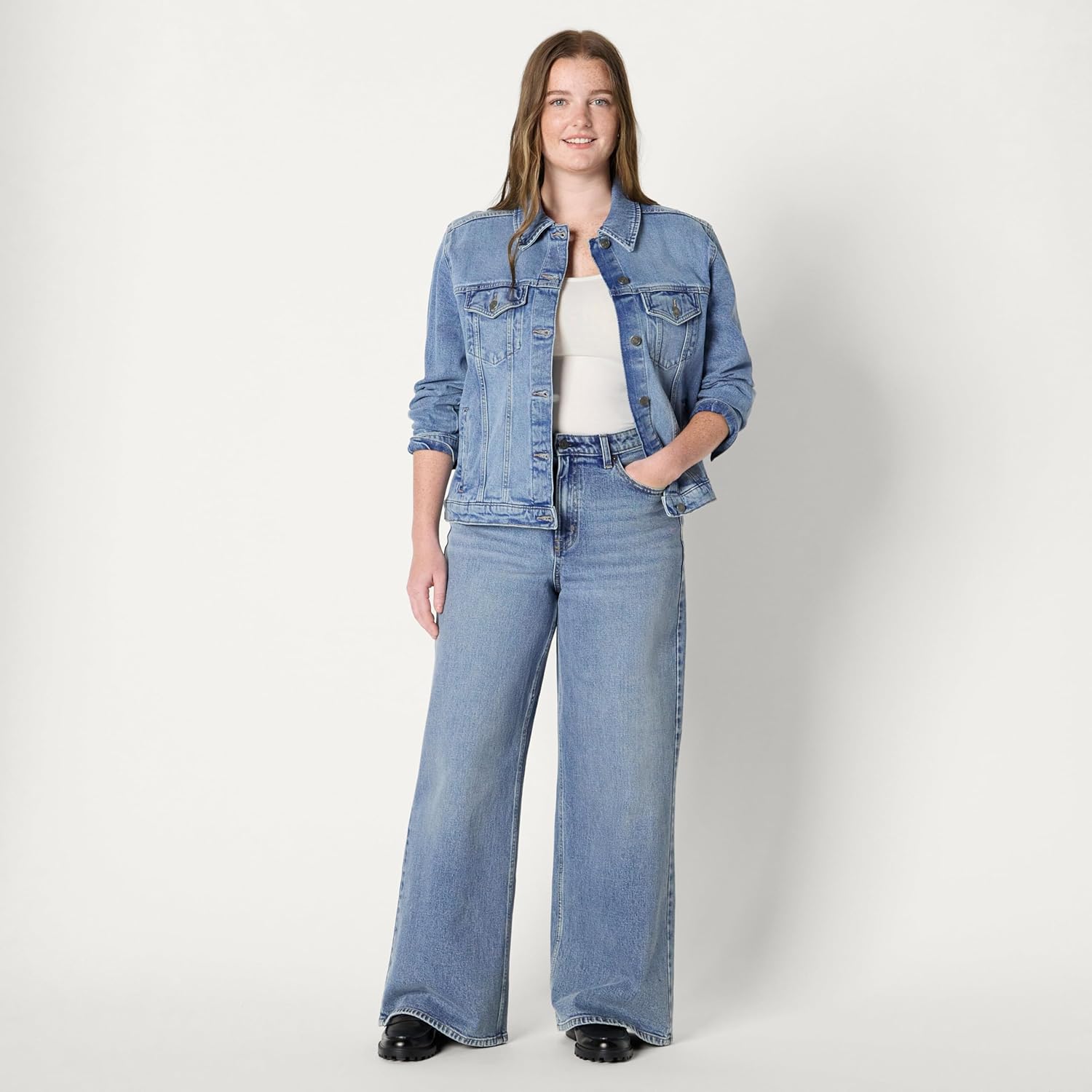 Amazon Essentials Women’s Regular-Fit Low Stretch Denim Button-Front Trucker Jacket