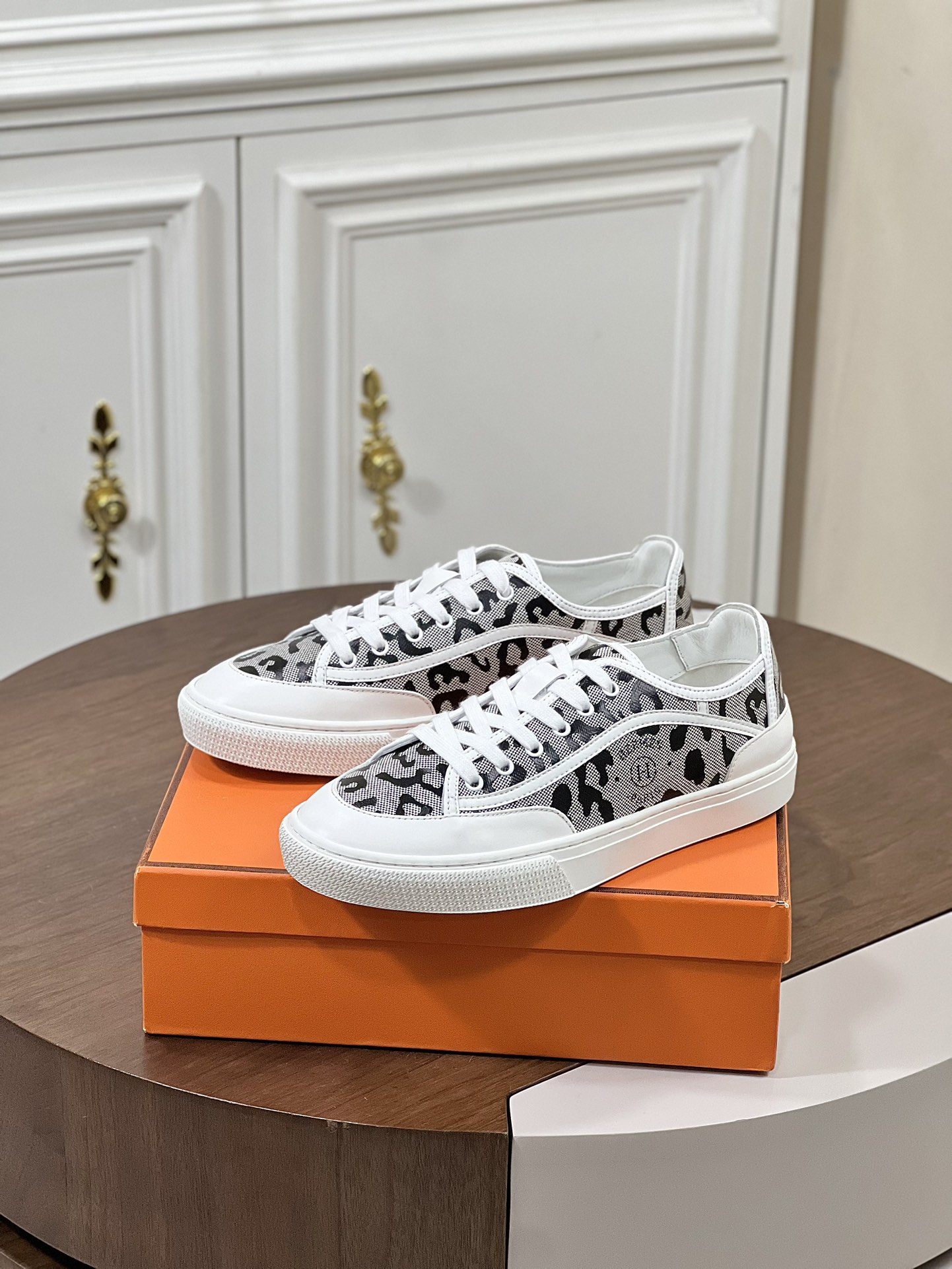 Baskets femme neuves Hermes Prunoir Blanc Get taille  noir léopard l