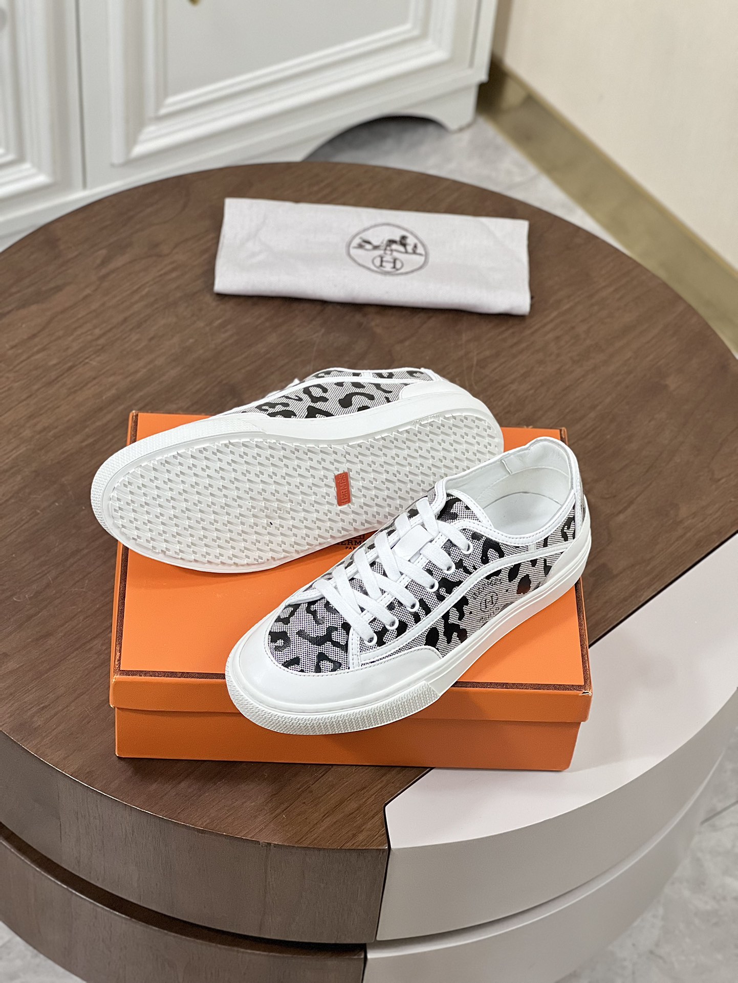 Baskets femme neuves Hermes Prunoir Blanc Get taille  noir léopard l