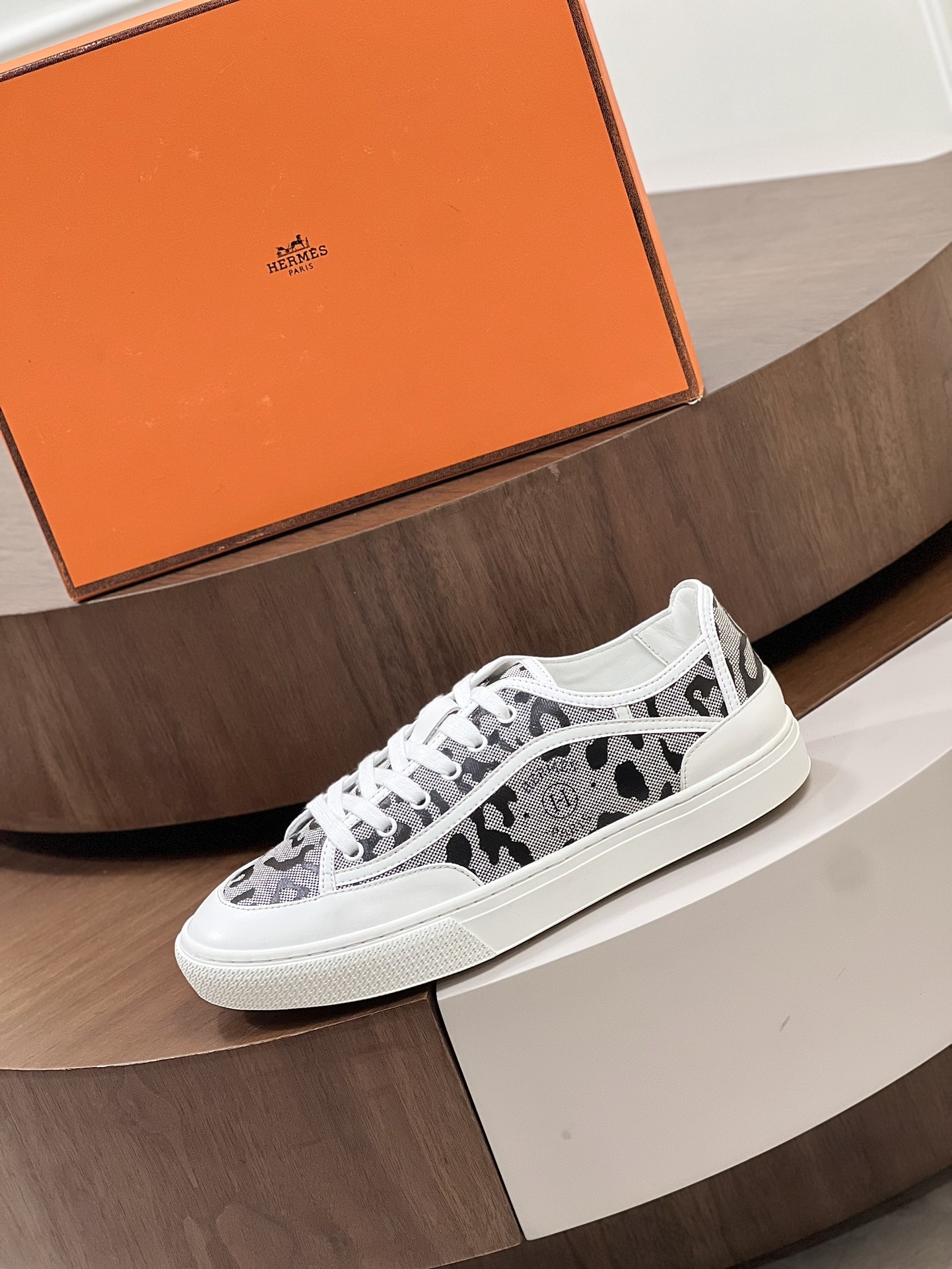 Baskets femme neuves Hermes Prunoir Blanc Get taille  noir léopard l
