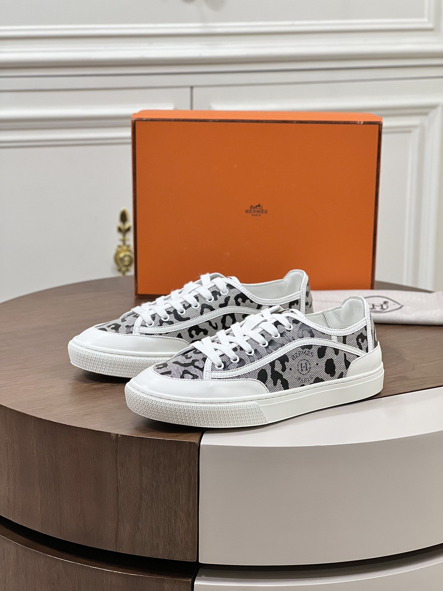 Baskets femme neuves Hermes Prunoir Blanc Get taille  noir léopard l