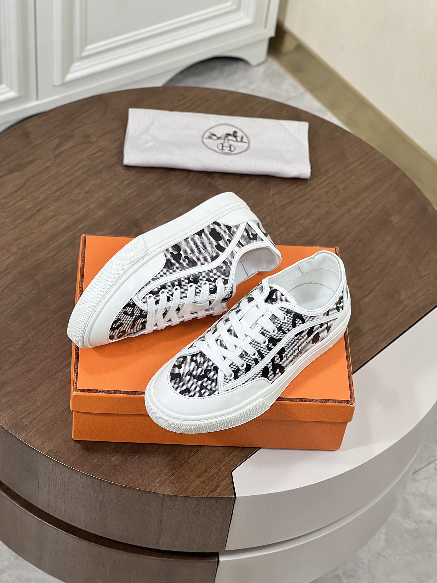 Baskets femme neuves Hermes Prunoir Blanc Get taille  noir léopard l