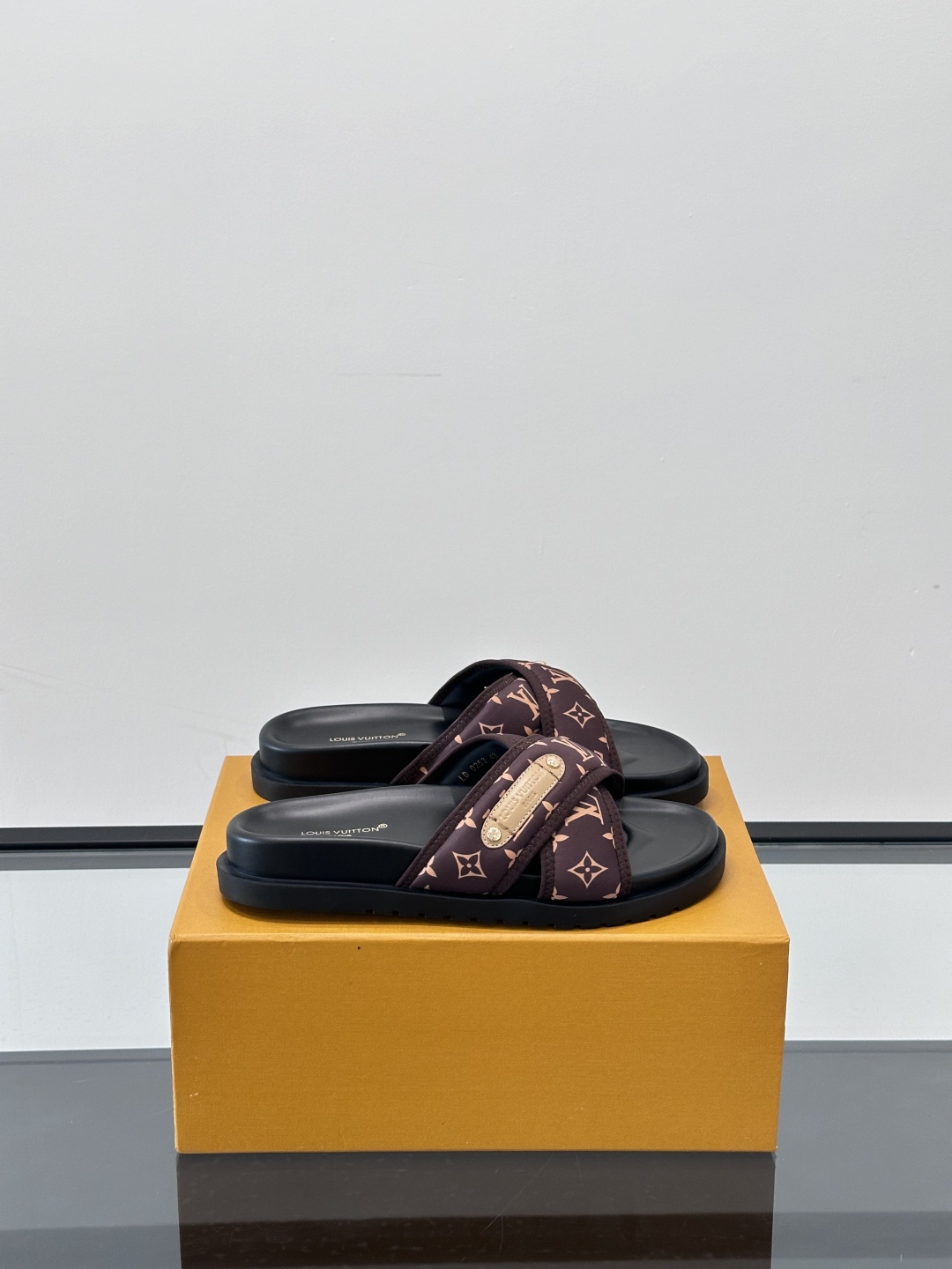 Black LV Monogram patterned cross-strap sandals for men Louis Vuitton men's brown Monogram patterned sandals