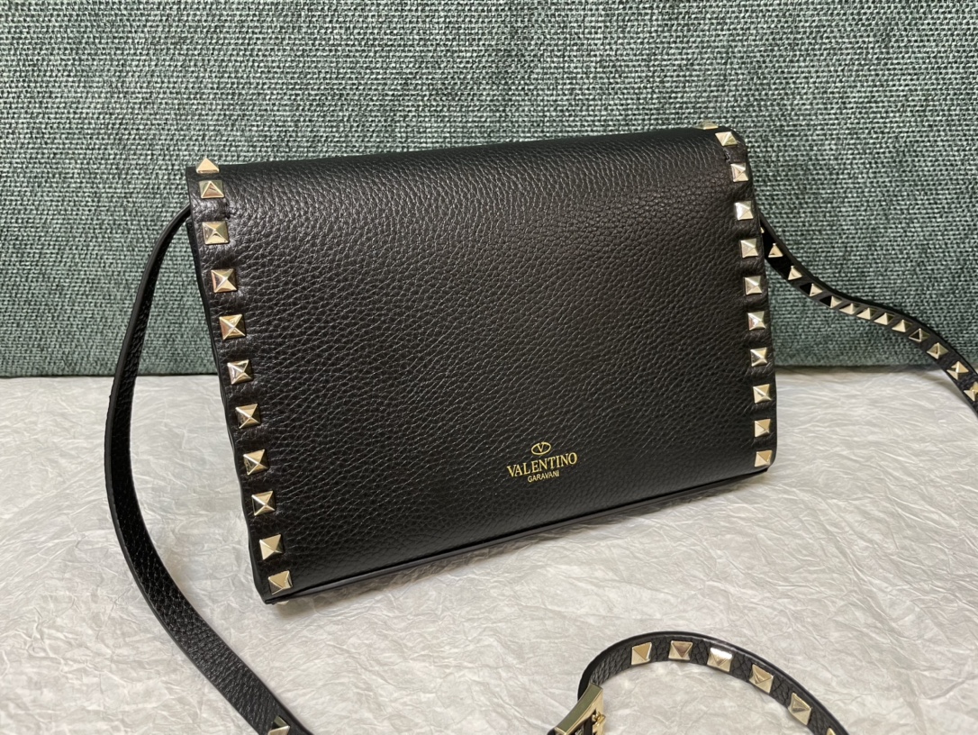 blackValentino Garavani Rockstud Alcove Shoulder Bag |
