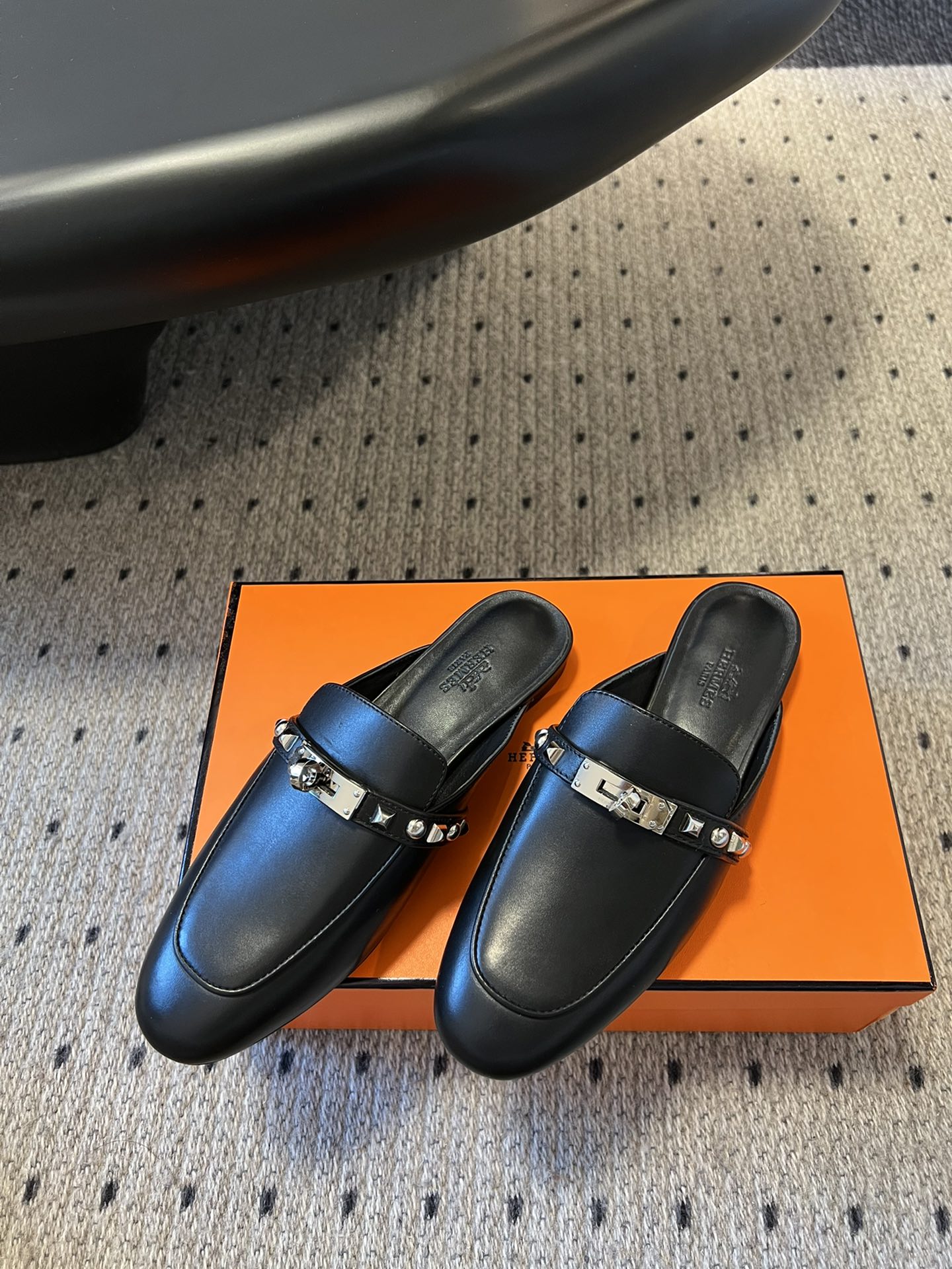 BNIB Hermes Mule Femme OZ Chevre/ Clous Noir