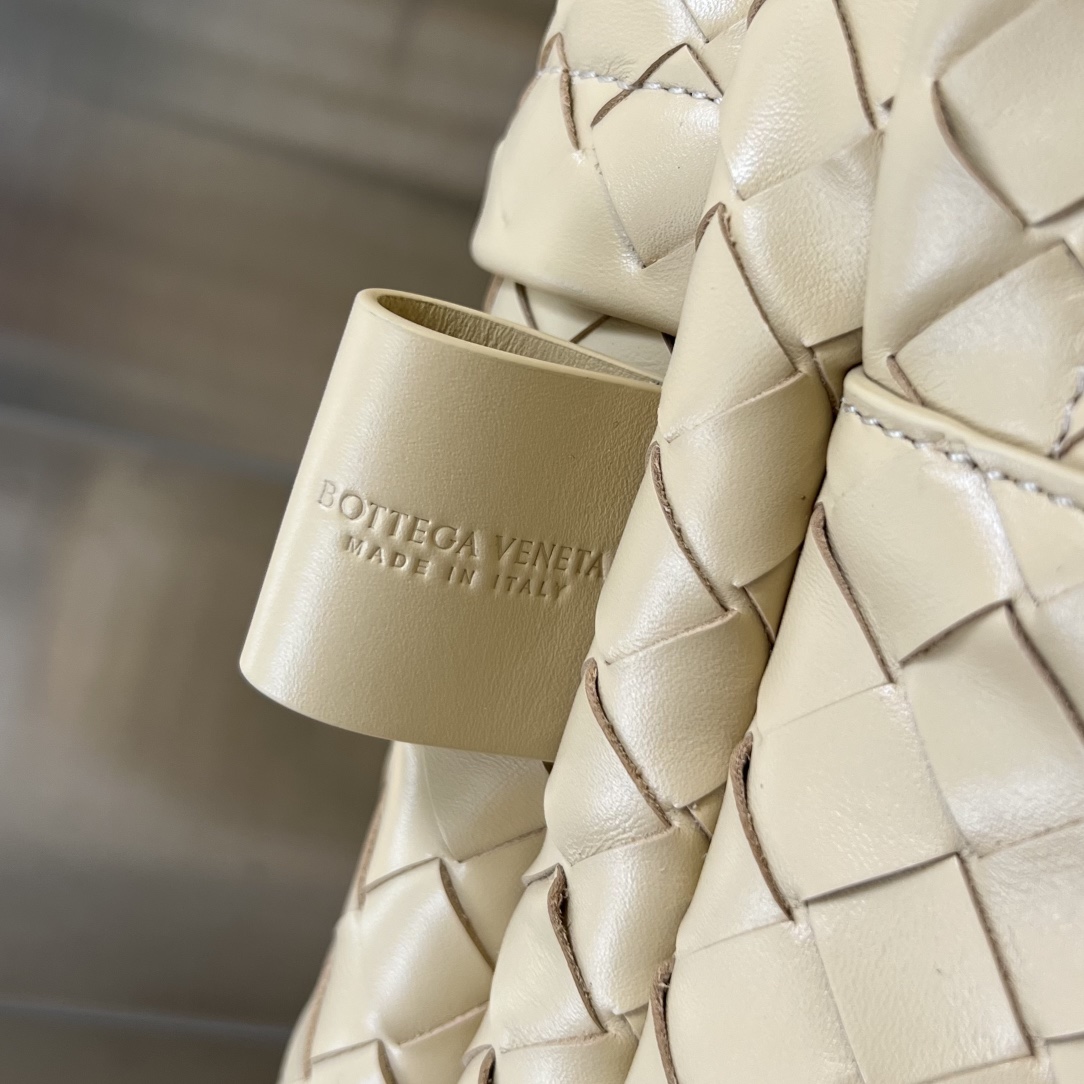 Bottega Veneta Avenue Intrecciato leather backpack |