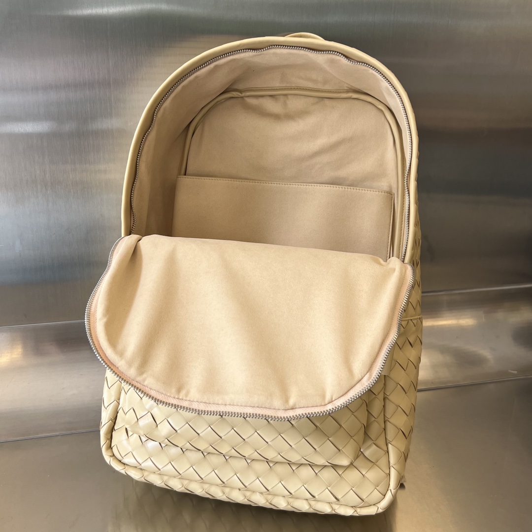 Bottega Veneta Avenue Intrecciato leather backpack |