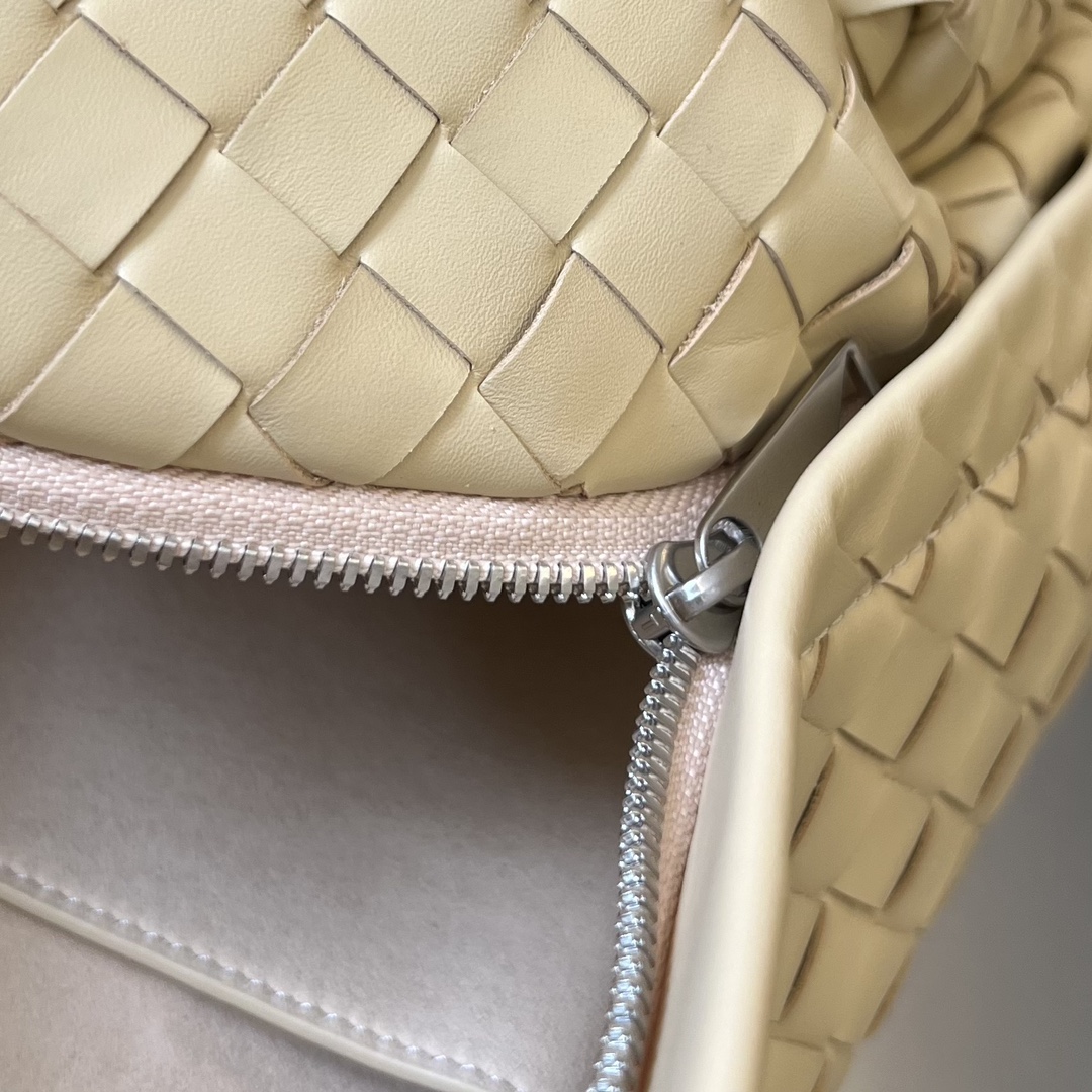 Bottega Veneta Avenue Intrecciato leather backpack |