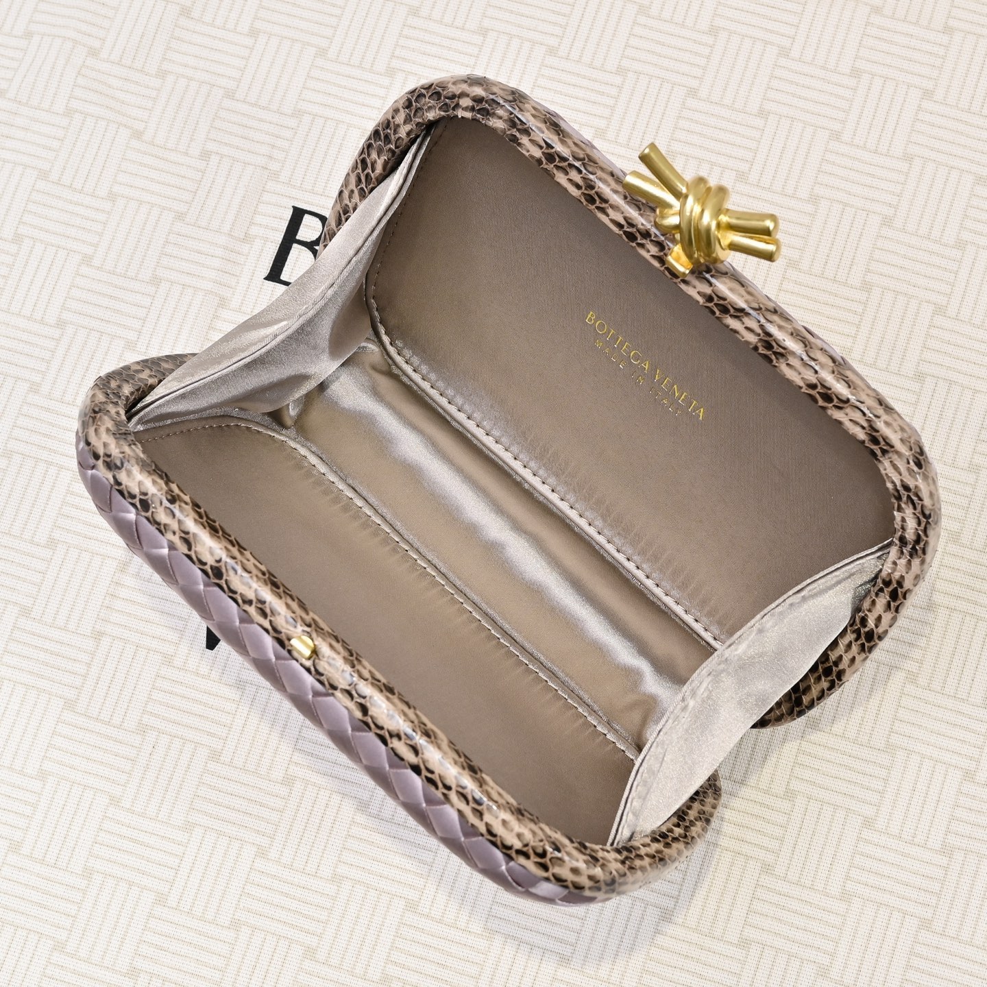 Bottega Veneta Chain Pochette Knot Multiple colors Silk