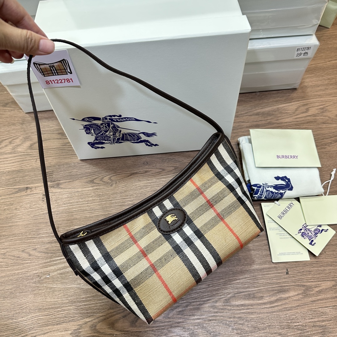 BURBERRY Beige Shoulder bag 'Highlands' Burberry