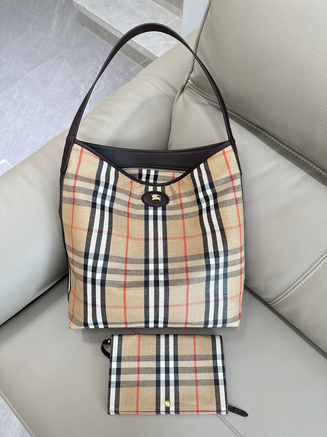 Burberry Highlands Shoulder Bag | BURBERRY  03039