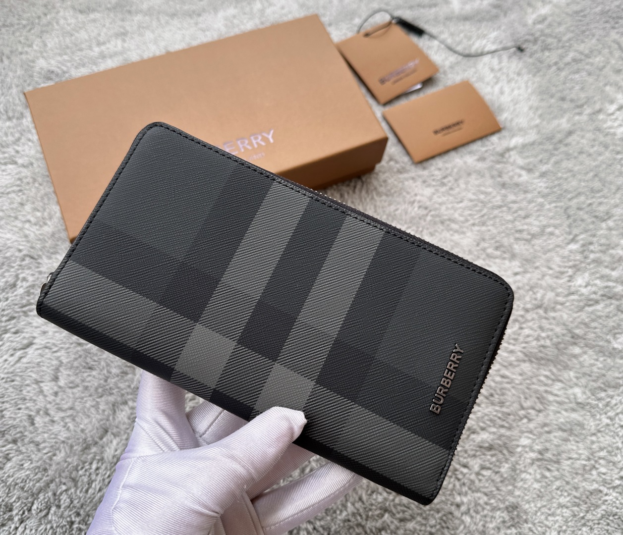 Burberry Logo Plaque Checked Zipped Wallet In Multi  Burberry 02059