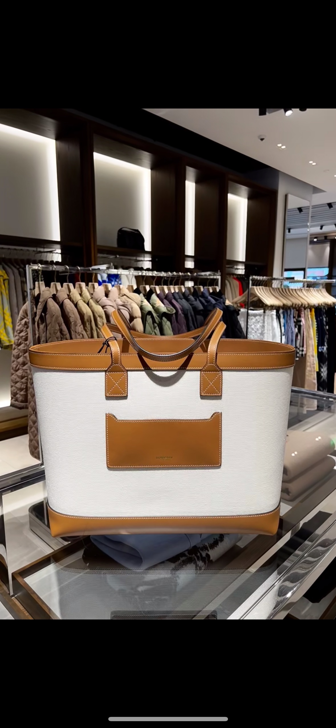 Burberry Medium London Tote in Brown |