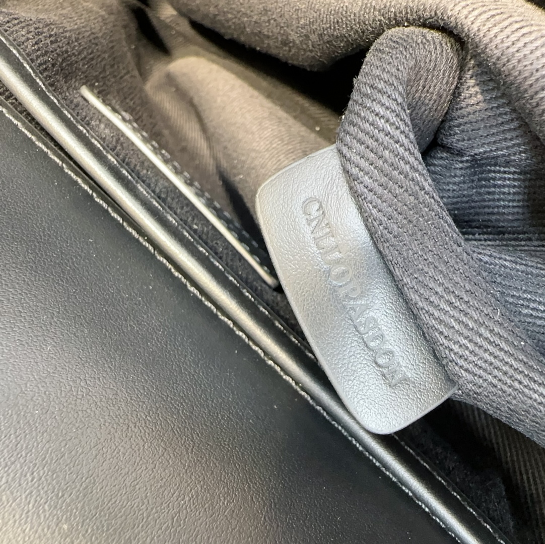 Burberry Small Alfred Leather Messenger Bag | Black |