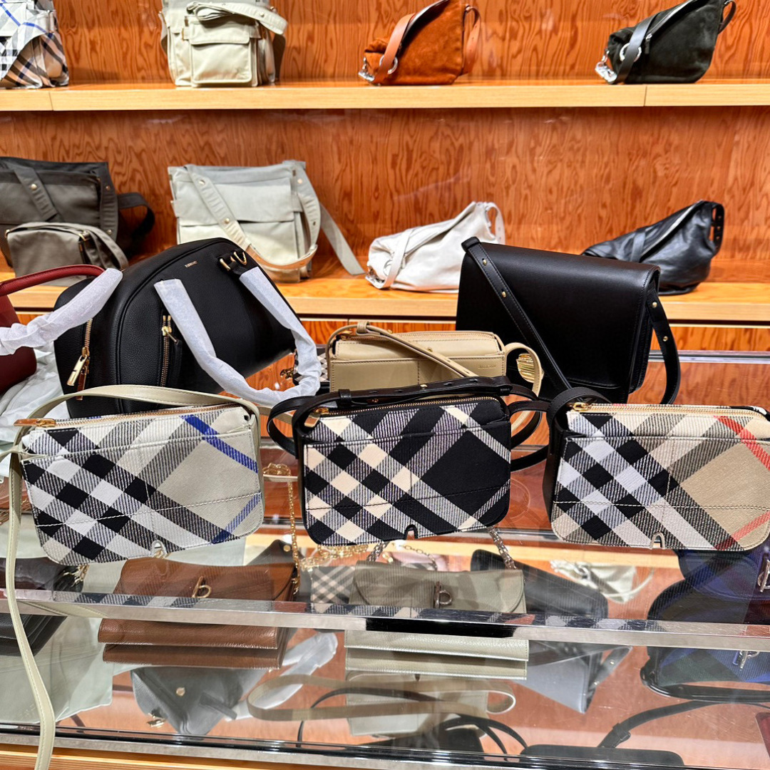 Burberry Snip Cross Body Bag | Black |