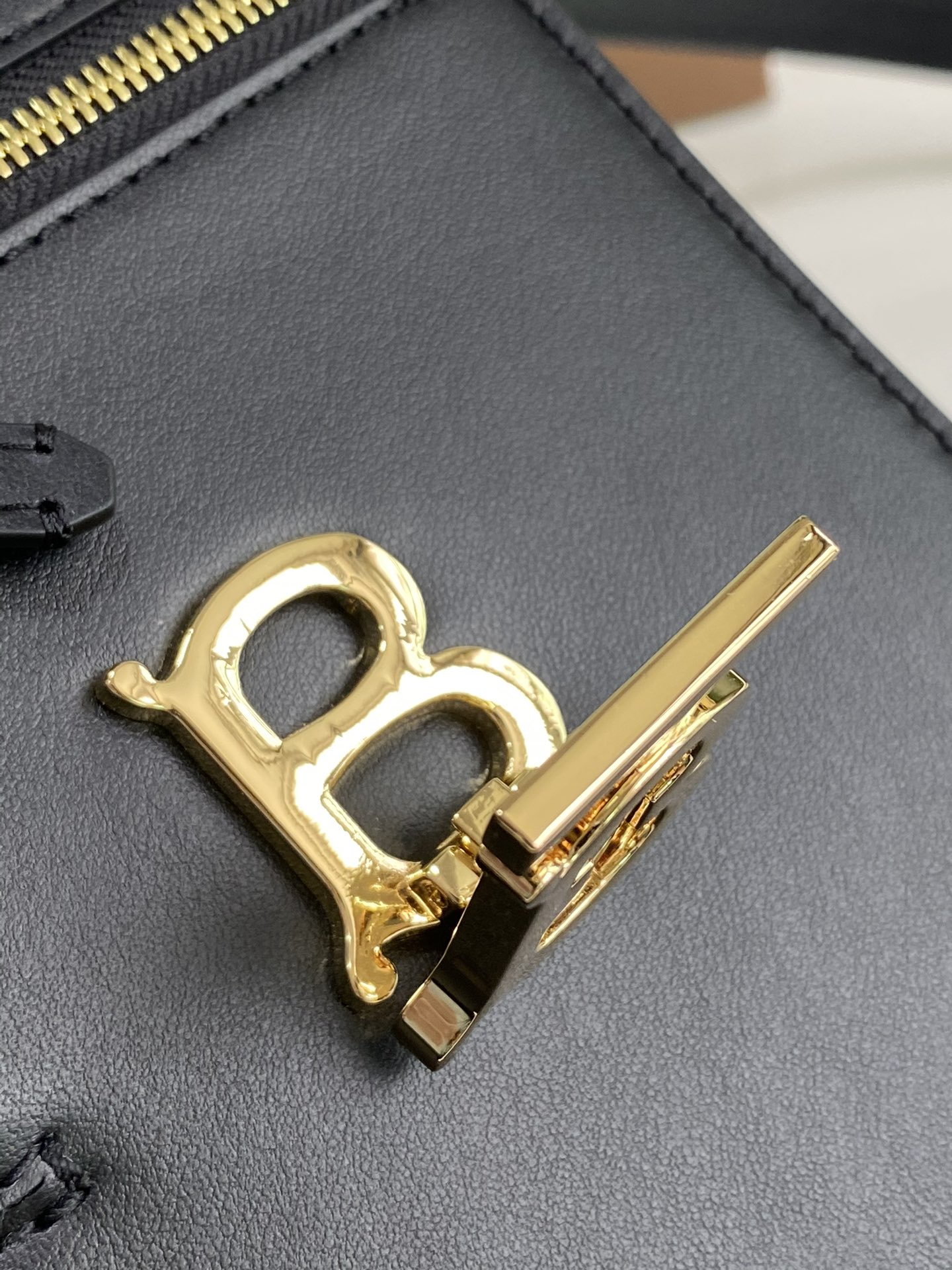 Burberry Valencia Leather Phone Bag - Black