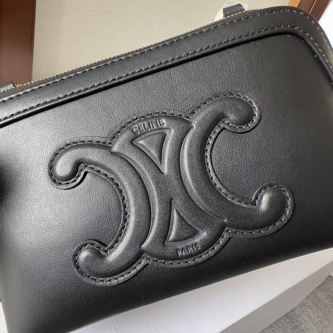 Celine Clutch on Chain Cuir triomphe IN smooth calfskin – BLACK |