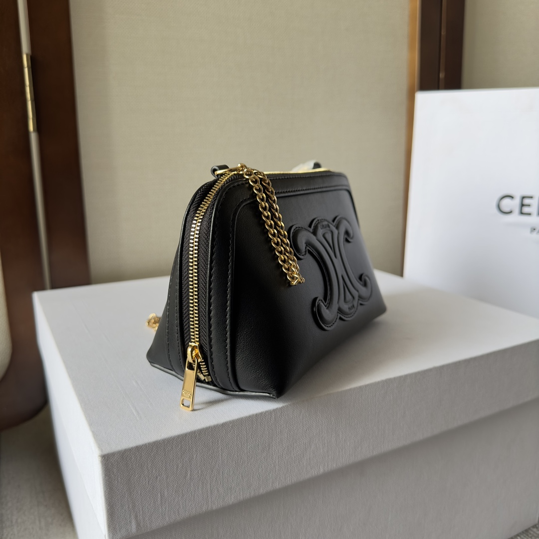 Celine Clutch on Chain Cuir triomphe IN smooth calfskin – BLACK |