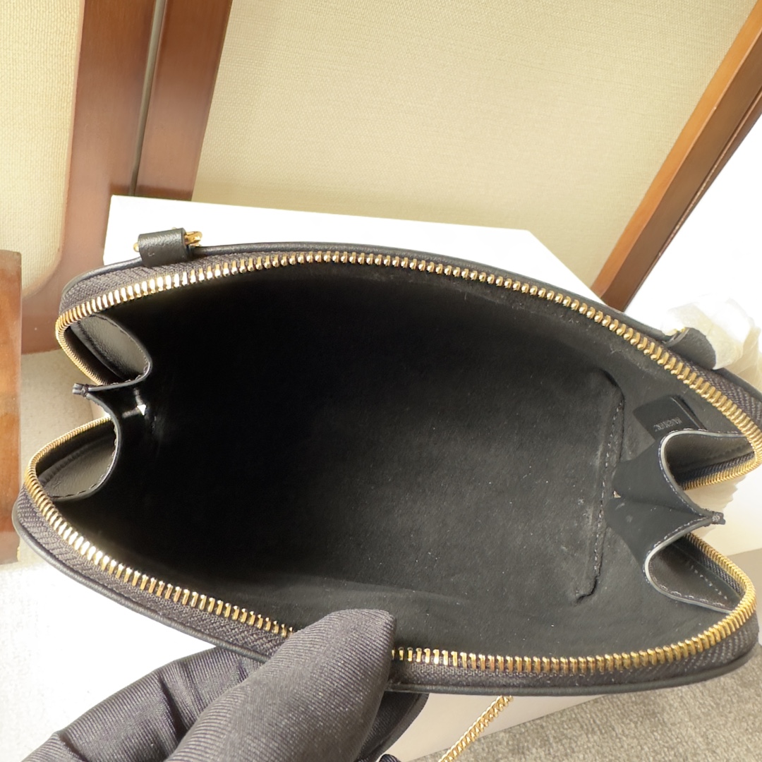 Celine Clutch on Chain Cuir triomphe IN smooth calfskin – BLACK |