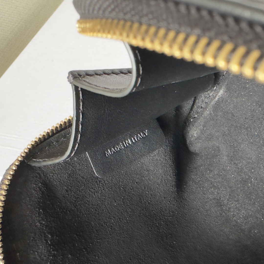 Celine Clutch on Chain Cuir triomphe IN smooth calfskin – BLACK |