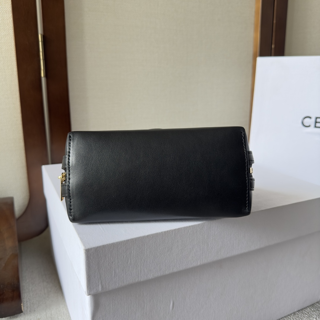 Celine Clutch on Chain Cuir triomphe IN smooth calfskin – BLACK |