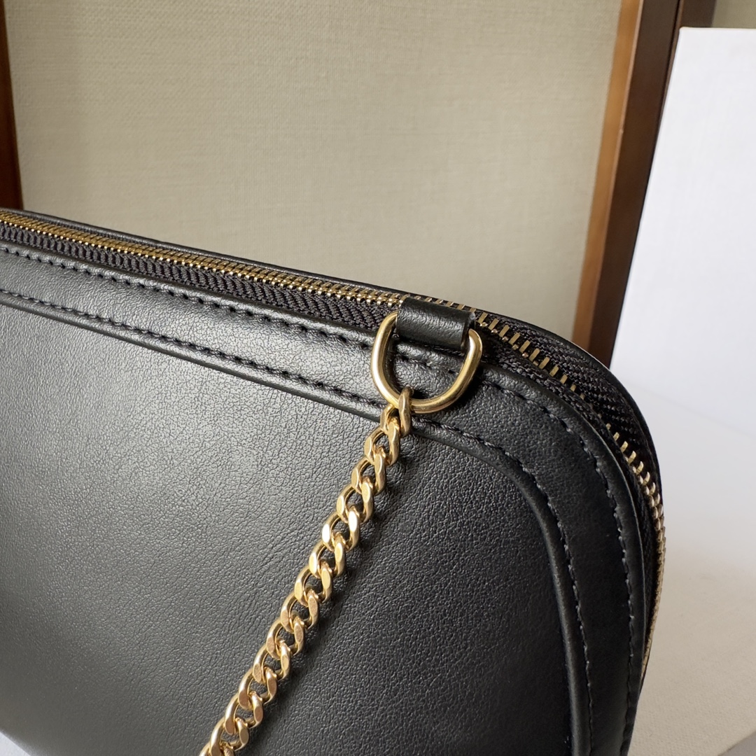 Celine Clutch on Chain Cuir triomphe IN smooth calfskin – BLACK |