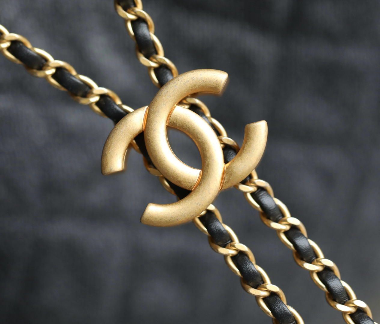 CHANEL 25 Large Handbag   Grained Calfskin & Gold-Tone Metal  Black