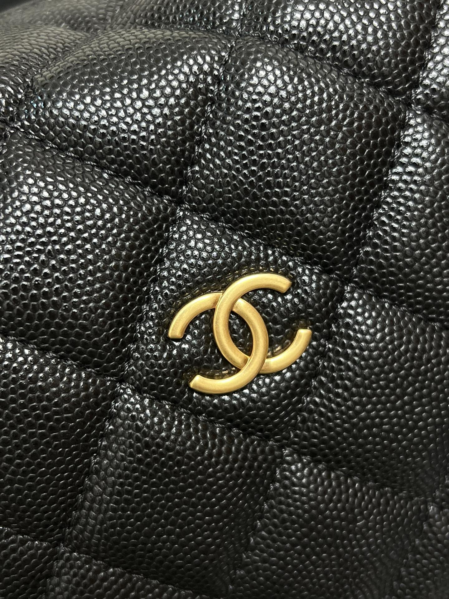 CHANEL 25 Medium Handbag   Shiny Crumpled Calfskin, Gold-Tone & Ruthenium-Finish Metal  Black
