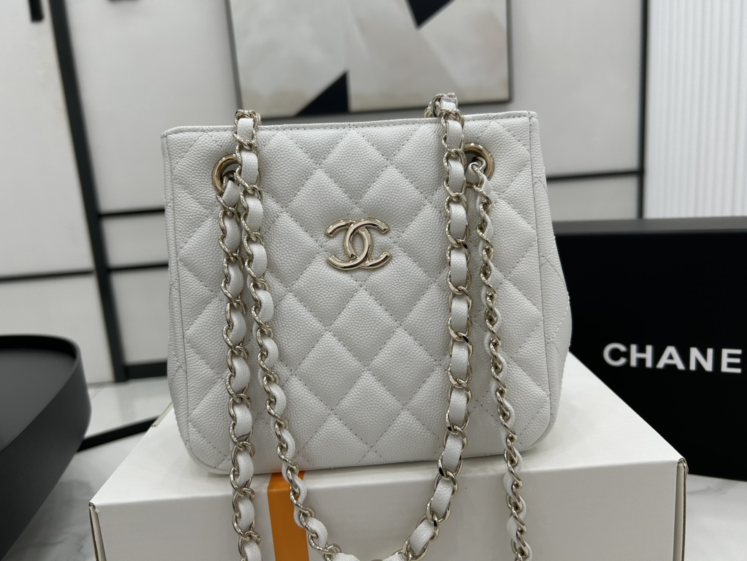 Chanel Classic clutch with chain - Grained shiny calfskin & gold-tone metal, white — Fashion