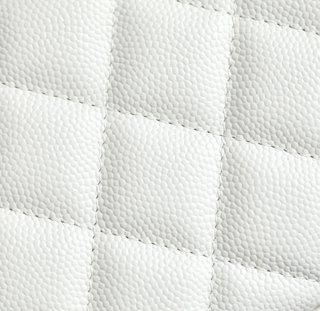 Chanel Clutch with chain - Grained shiny calfskin & gold-tone white