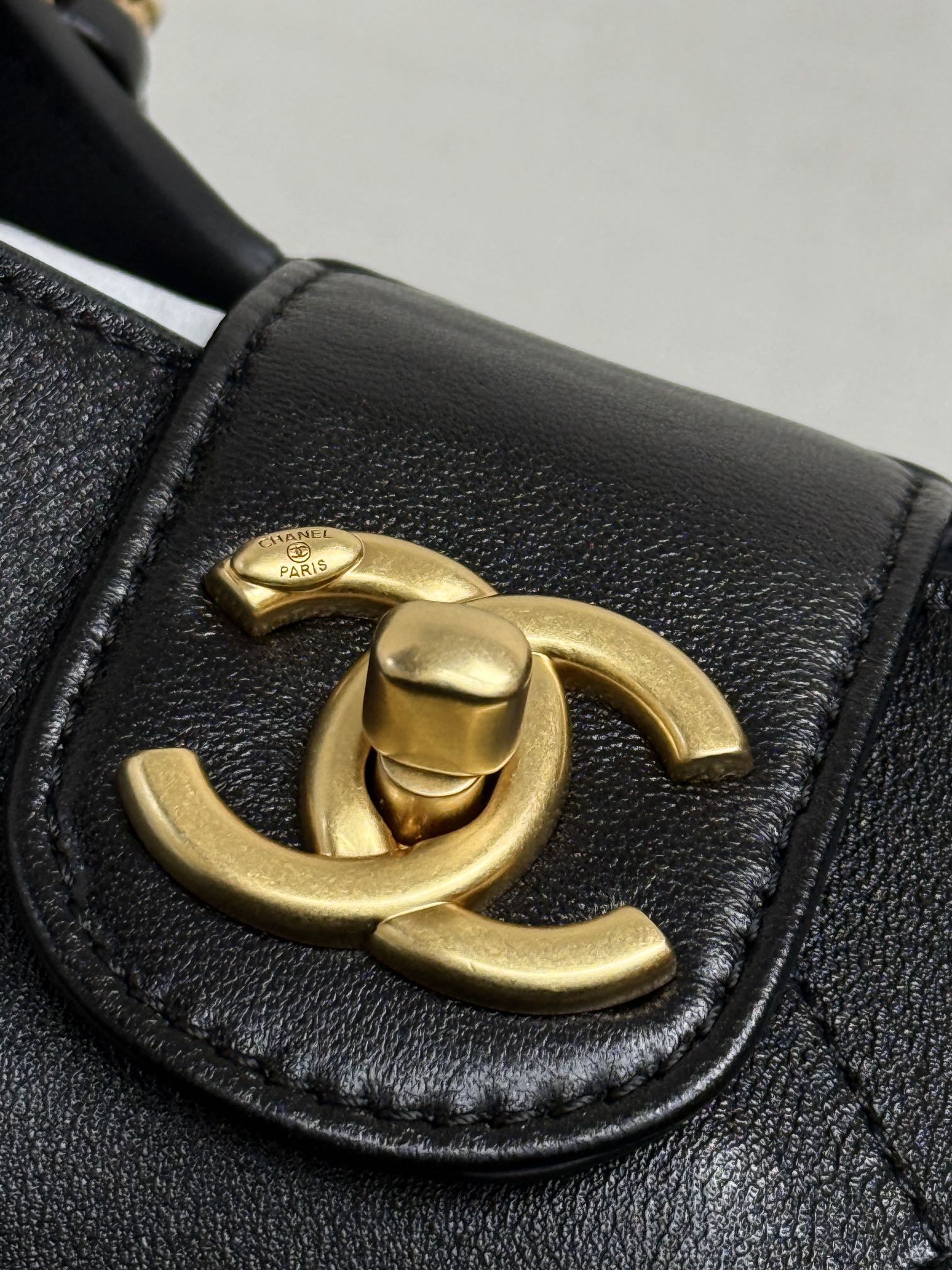 Chanel Clutch with chain - Lambskin & gold-tone metal, black & white — Fashion | CHANEL
