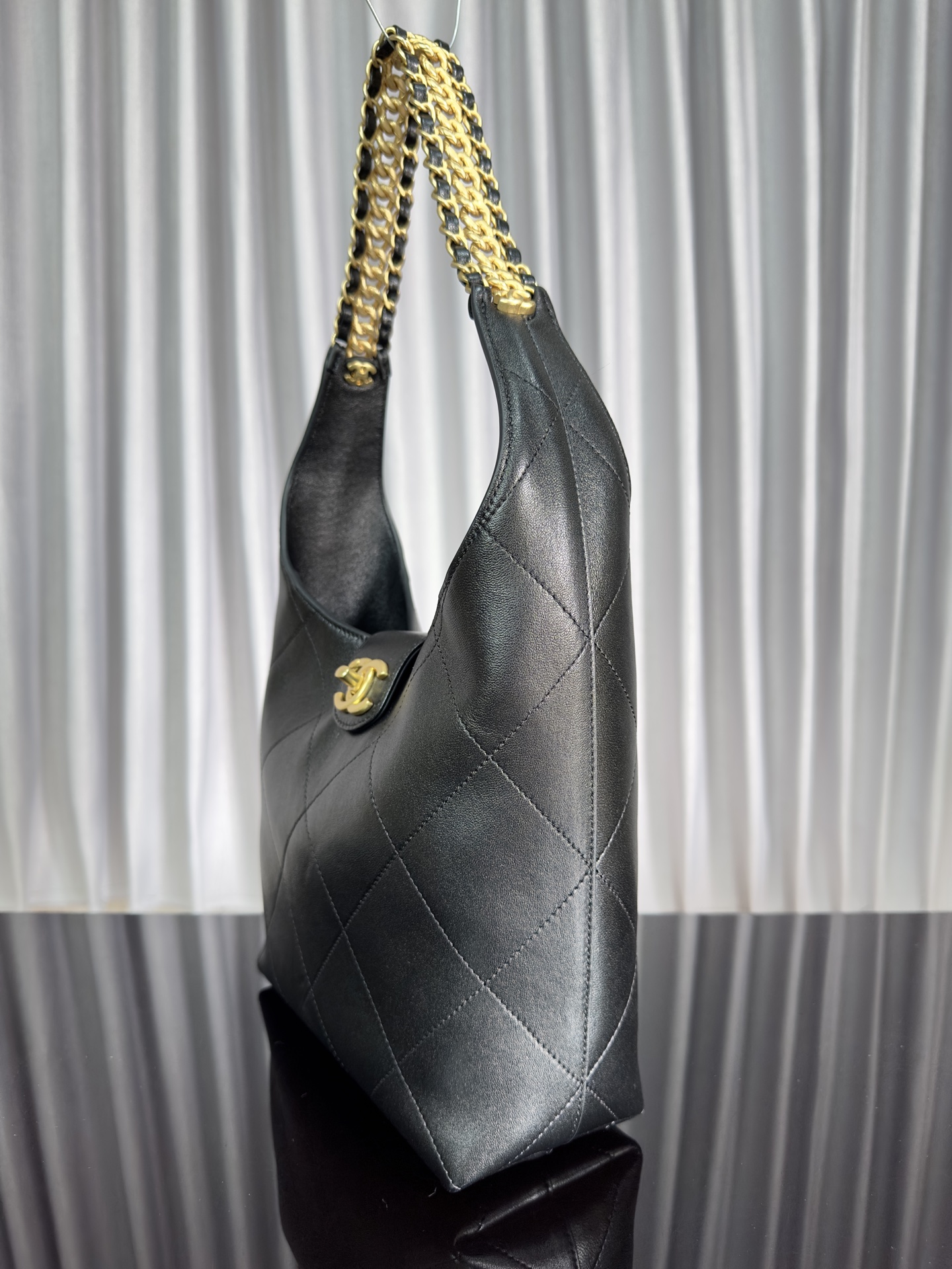 Chanel Clutch with chain - Lambskin & gold-tone metal, black & white