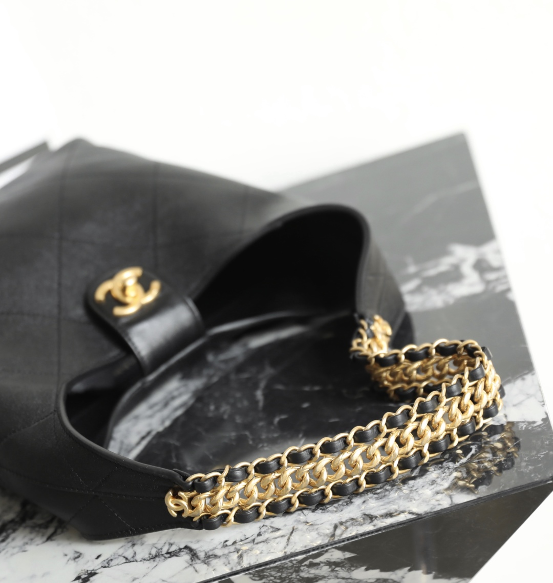 Chanel Clutch with chain - Lambskin & gold-tone metal, black & white