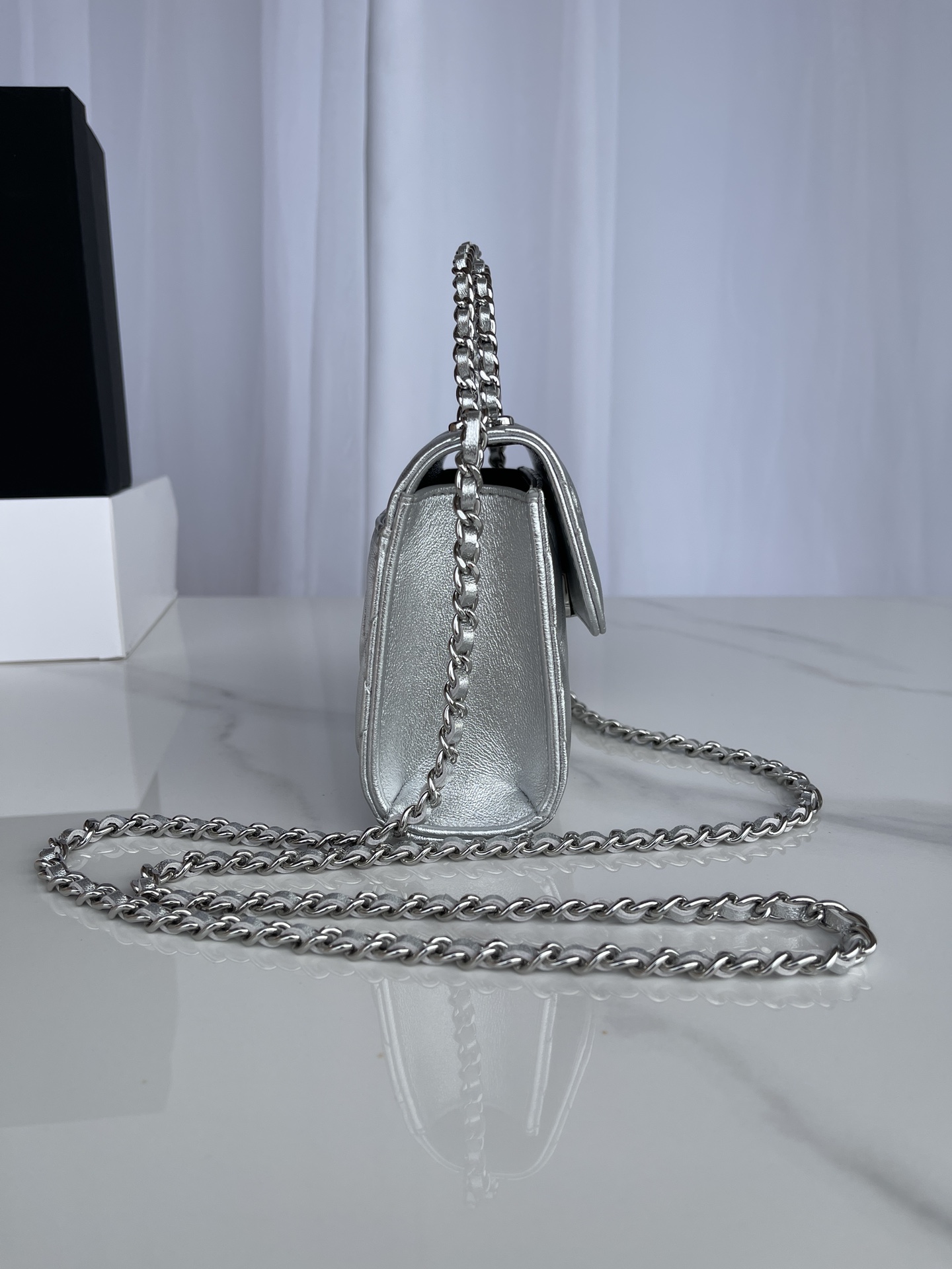 Chanel Clutch with chain - Metallic calfskin & white metal, silvery