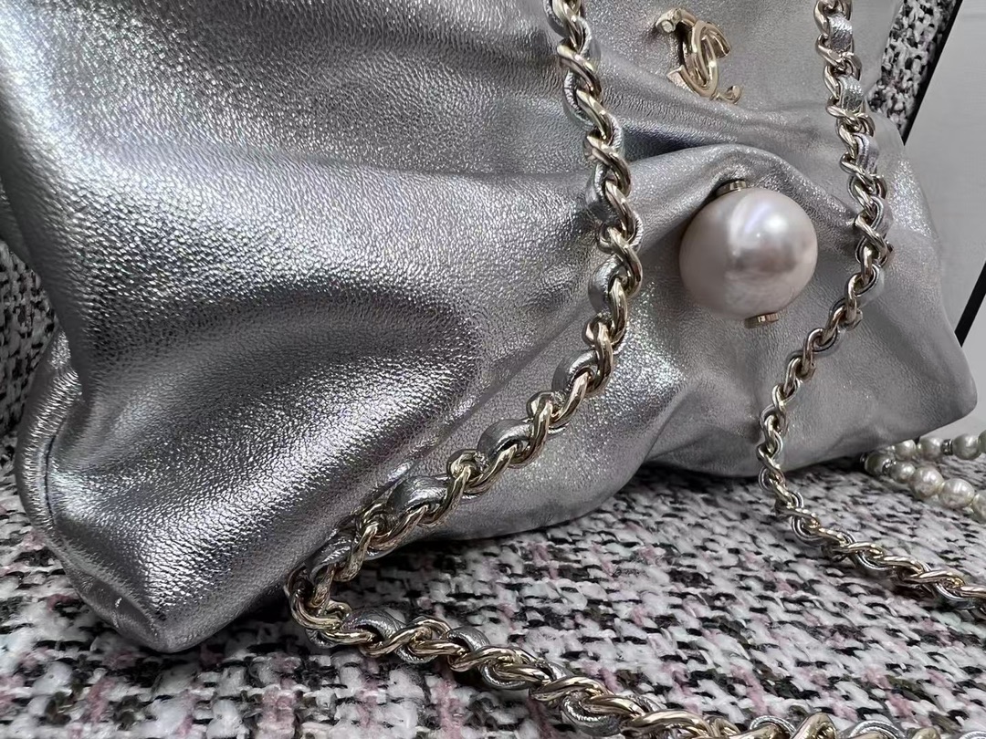 Chanel Clutch with chain - Metallic lambskin, imitation pearl & gold silver