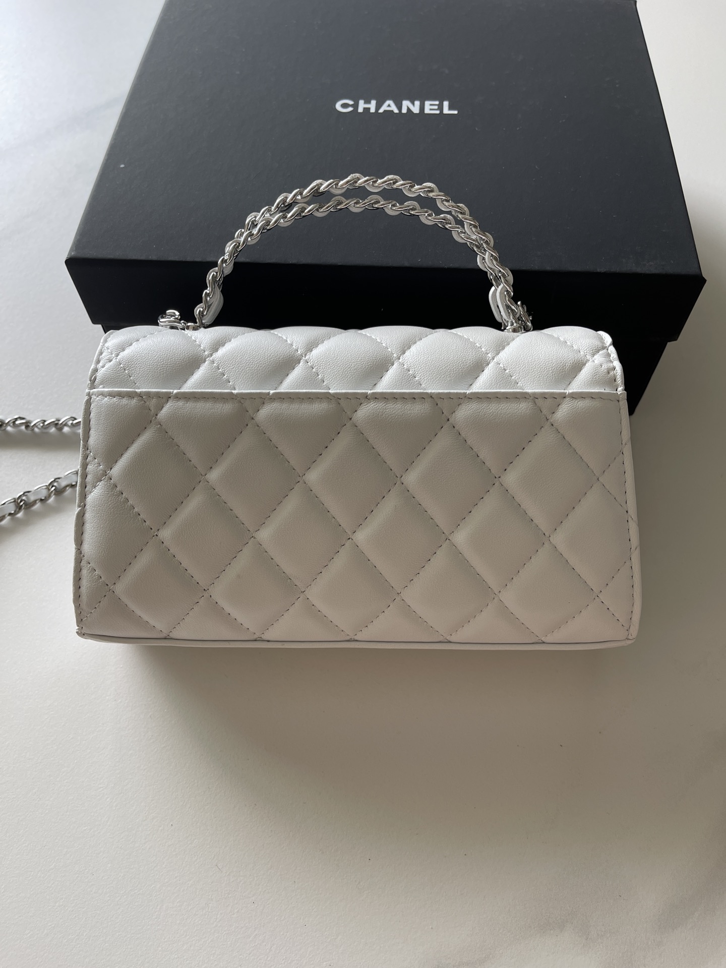 Chanel Clutch with chain - Shiny grained calsfkin, resin & silver-