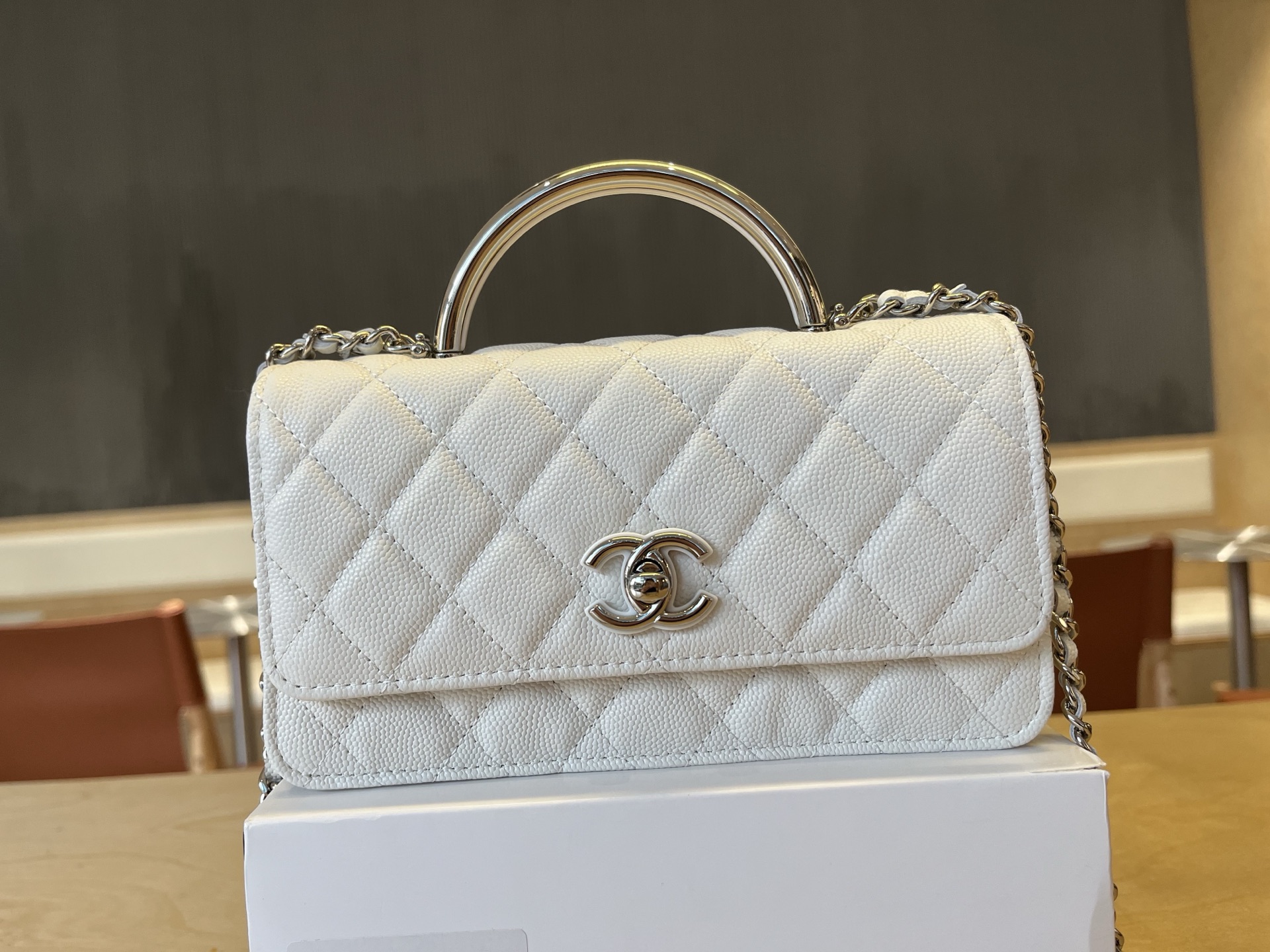 Chanel Clutch with chain - Shiny grained calsfkin, resin & silver