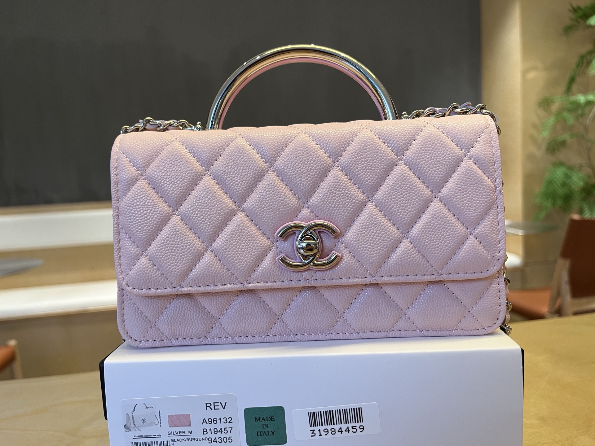 Chanel Clutch with chain - Shiny grained calsfkin, resin & silver-