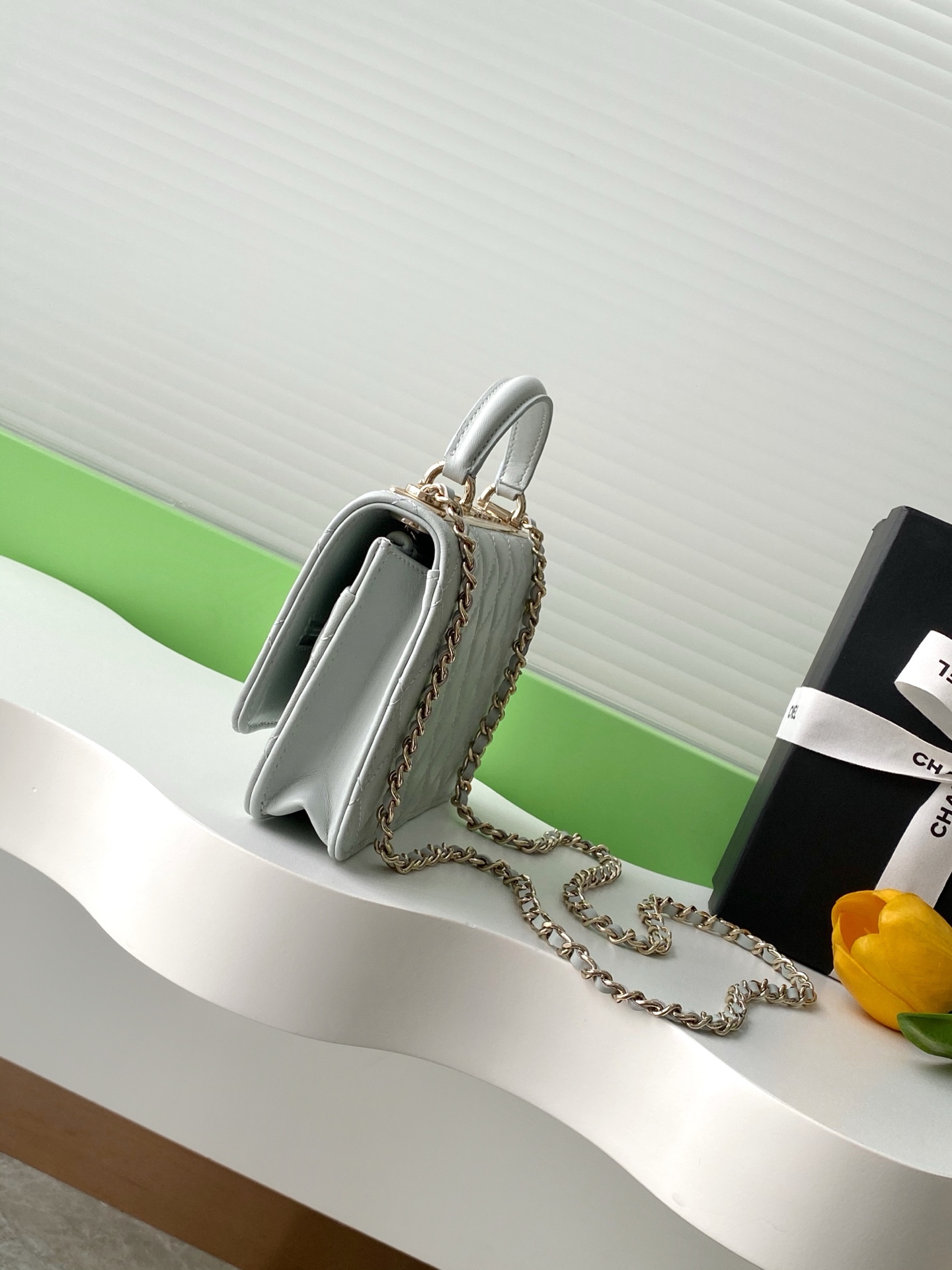 Chanel Clutch with chain - Shiny grained calsfkin, resin & silver-tone metal, white