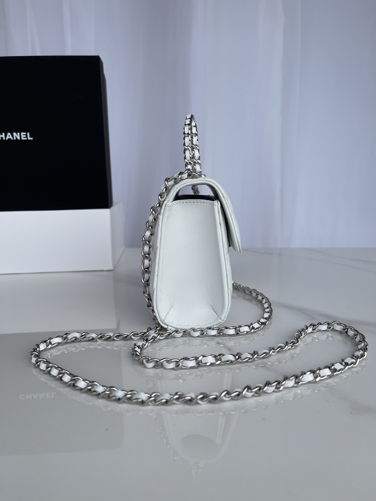 Chanel Clutch with chain - Shiny grained calsfkin, resin & silver white