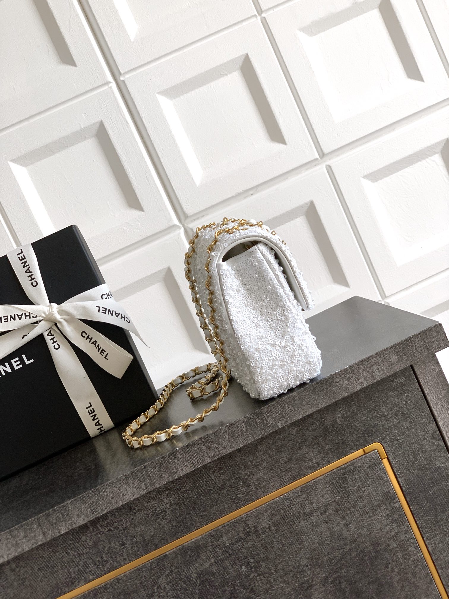 Chanel Evening bag, Fringed sequins & gold-tone metal, white